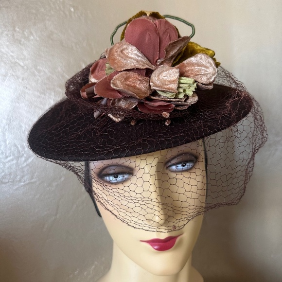 SOPHISTICATED 1940s' BROWN FELT TILT HAT WITH FABRIC FLOWERS AND MATCHING VEIL